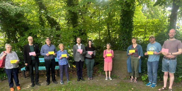 Teilnehmende-Cardiff-Friedensschilder